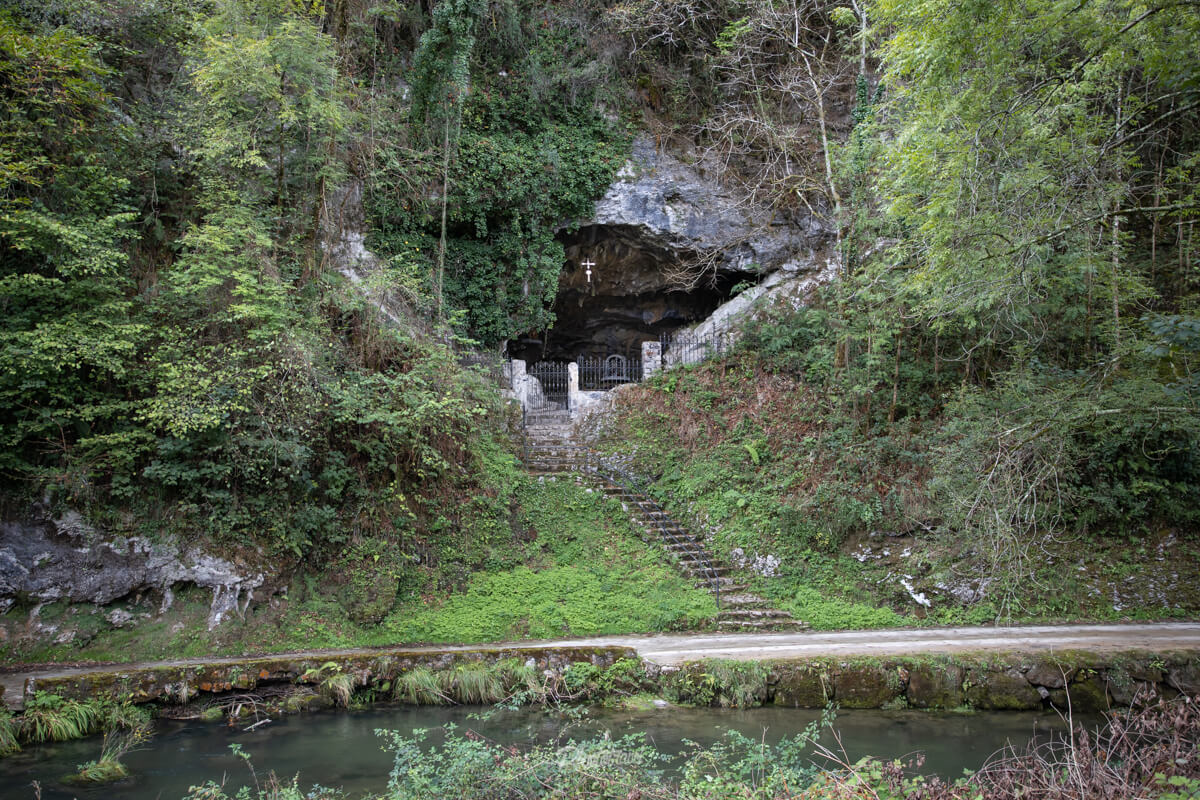 Cueva en el oriente asturiano